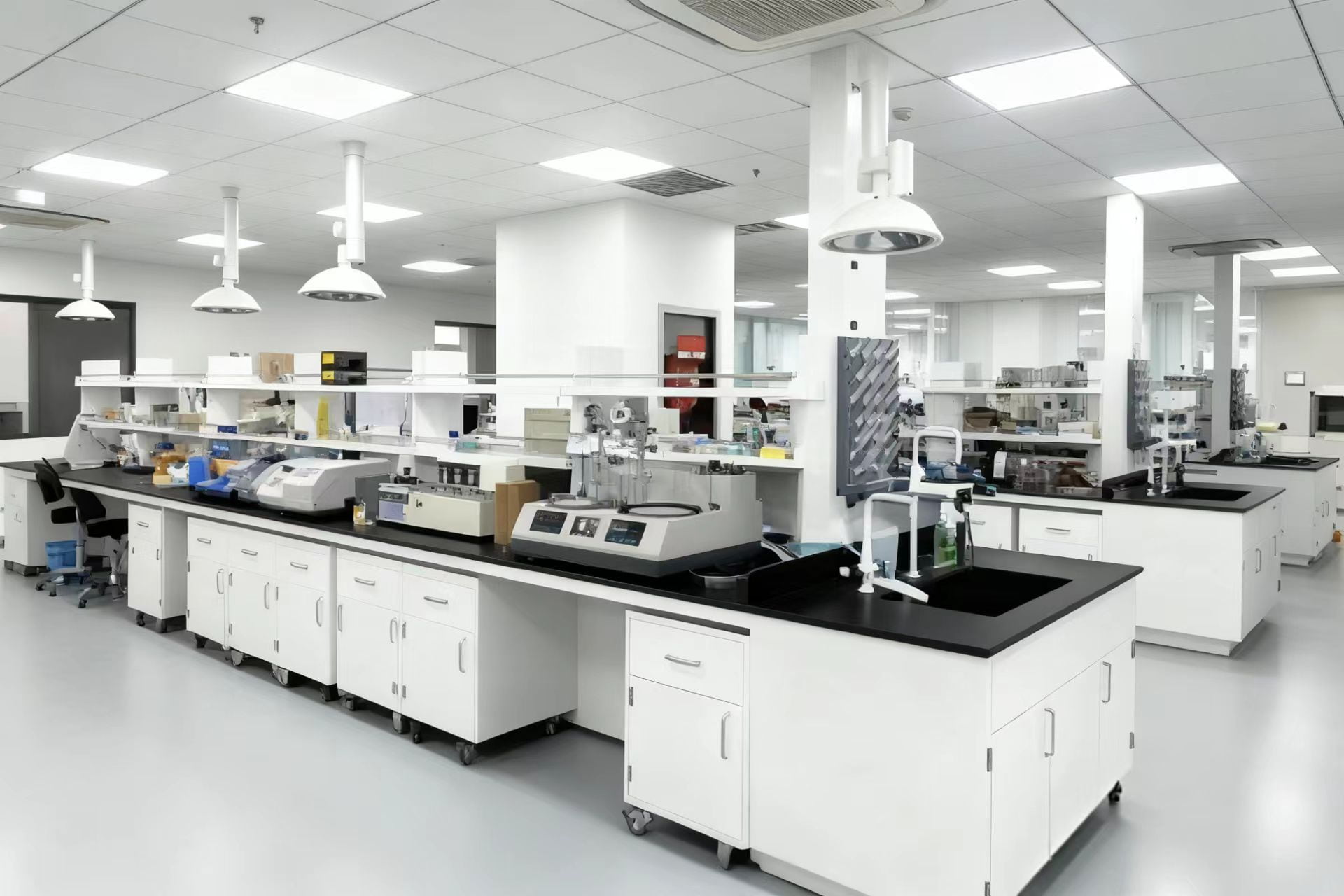 Come vengono testati gli adesivi?